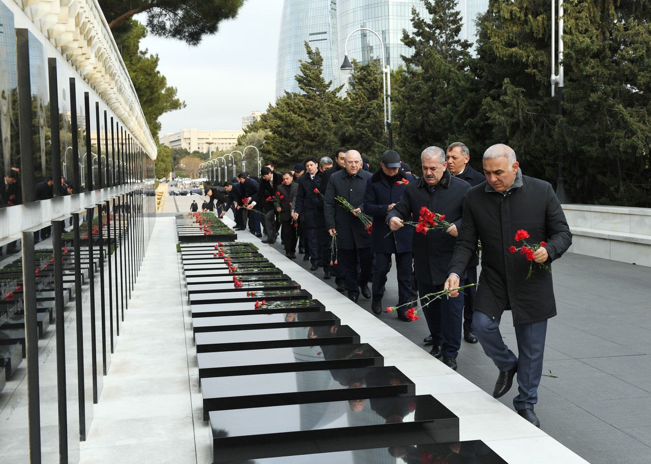 "Azərişıq" ASC-nin rəhbər heyəti Fəxri və Şəhidlər xiyabanlarını ziyarət edib - FOTOLAR