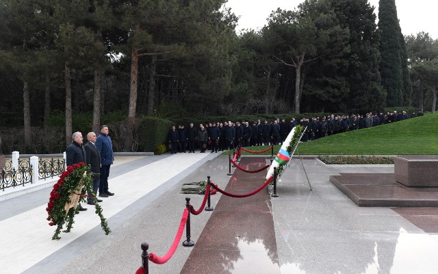 "Azərişıq" ASC-nin rəhbər heyəti Fəxri və Şəhidlər xiyabanlarını ziyarət edib - FOTOLAR