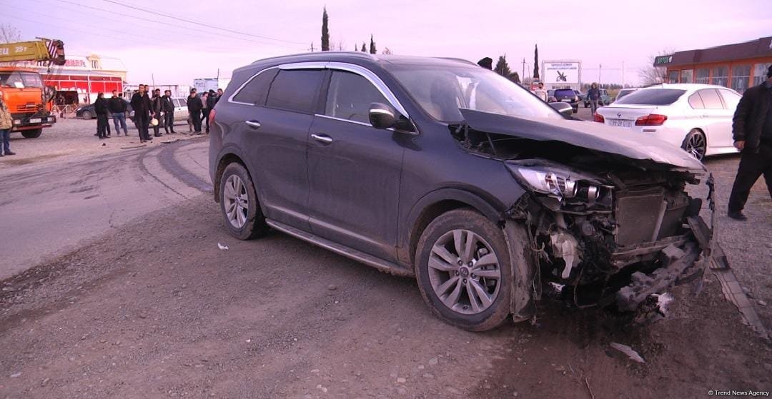 Ağcabədidə iki avtomobil toqquşub, xəsarət alanlar var - FOTO