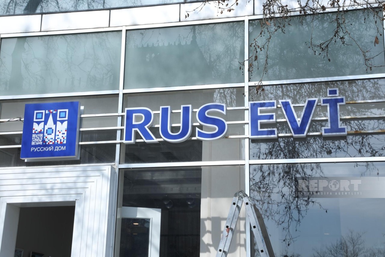 “Rus evi”nin yerləşdiyi binadakı lövhə və yazılar sökülür - FOTOLAR