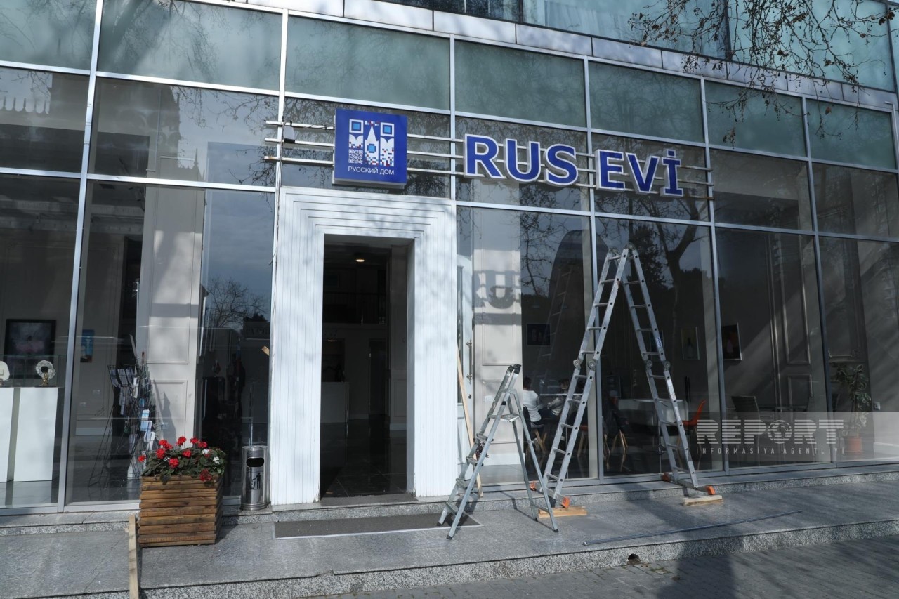 “Rus evi”nin yerləşdiyi binadakı lövhə və yazılar sökülür - FOTOLAR