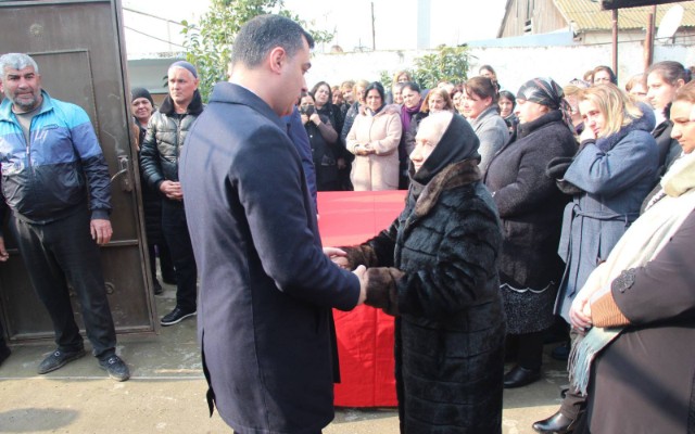 Anar Tağıyev şəhidin dəfn mərasimində iştirak edib -FOTOLAR