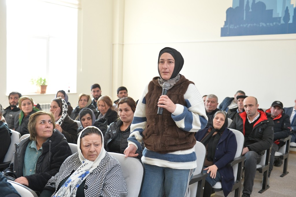 Taleh Qaraşov qəsəbə sakinləri ilə görüş keçirdi - FOTOLAR