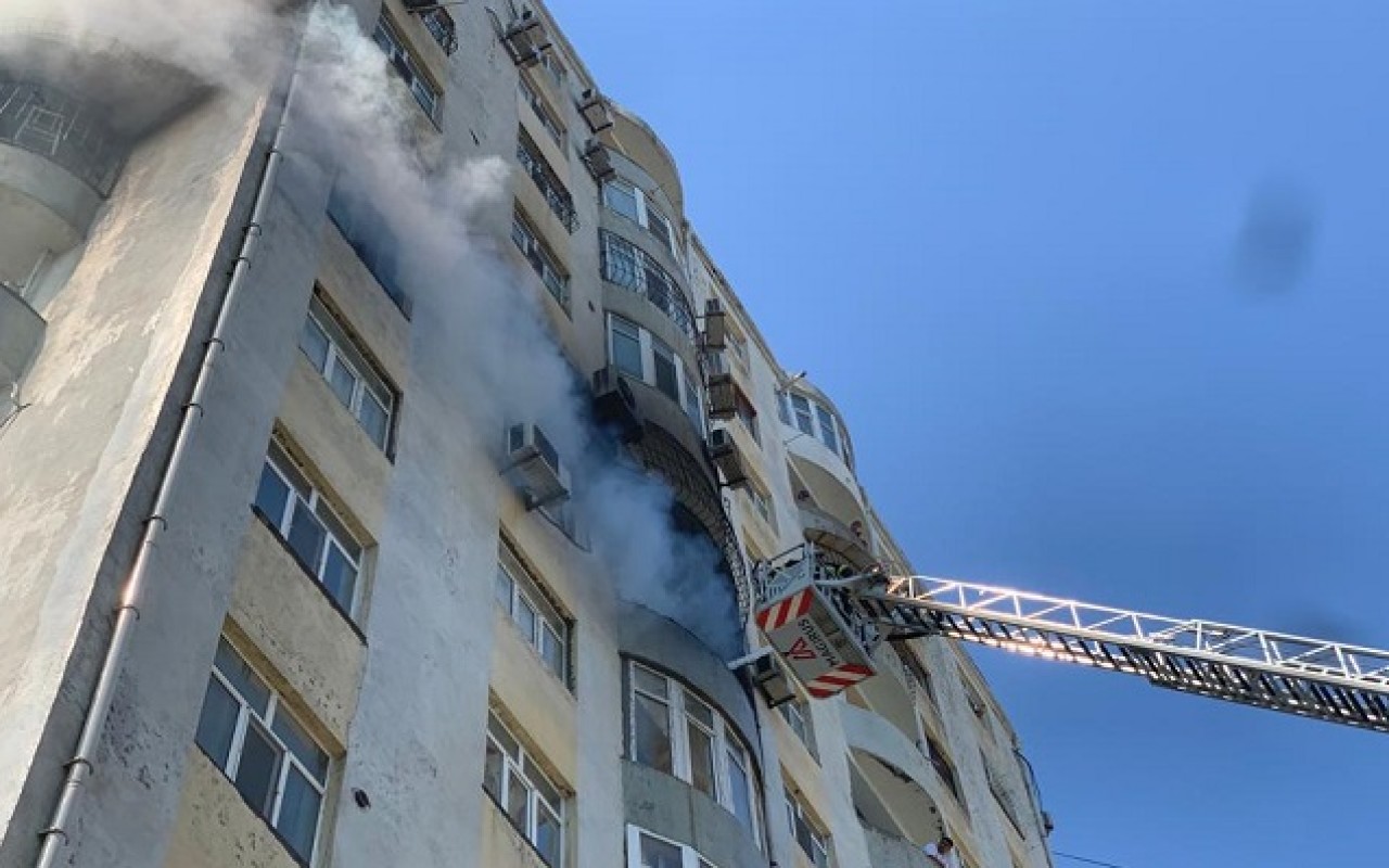 Bakıda beşmərtəbəli binada yanğın olub -YENİLƏNİB