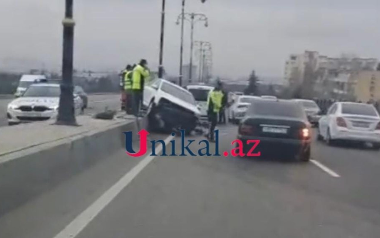 Bakıda maşın beton arakəsməyə çırpıldı- VİDEO