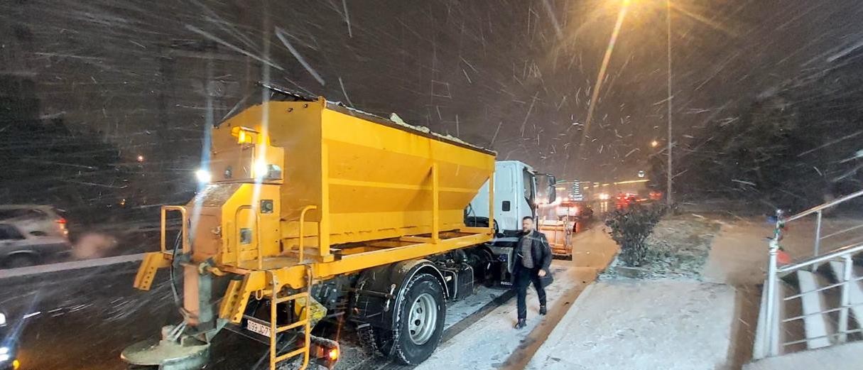 Qarlı hava şəraitində Suraxanıda lazımi təxirəsalınmaz tədbirlər görülür - FOTOLAR