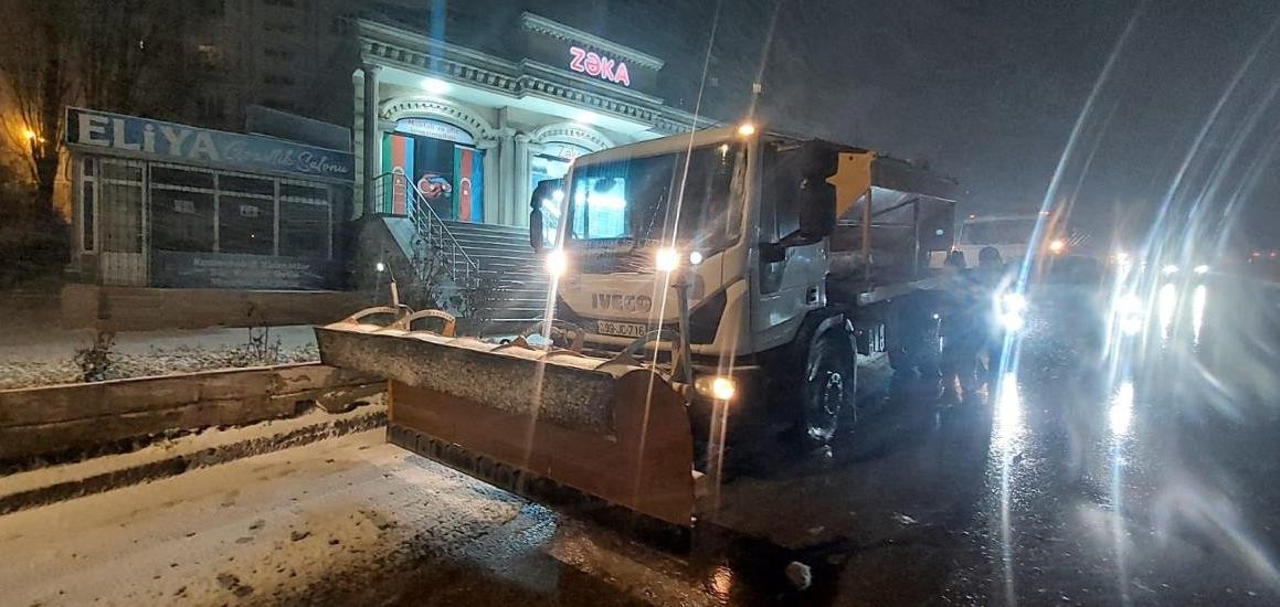 Qarlı hava şəraitində Suraxanıda lazımi təxirəsalınmaz tədbirlər görülür - FOTOLAR