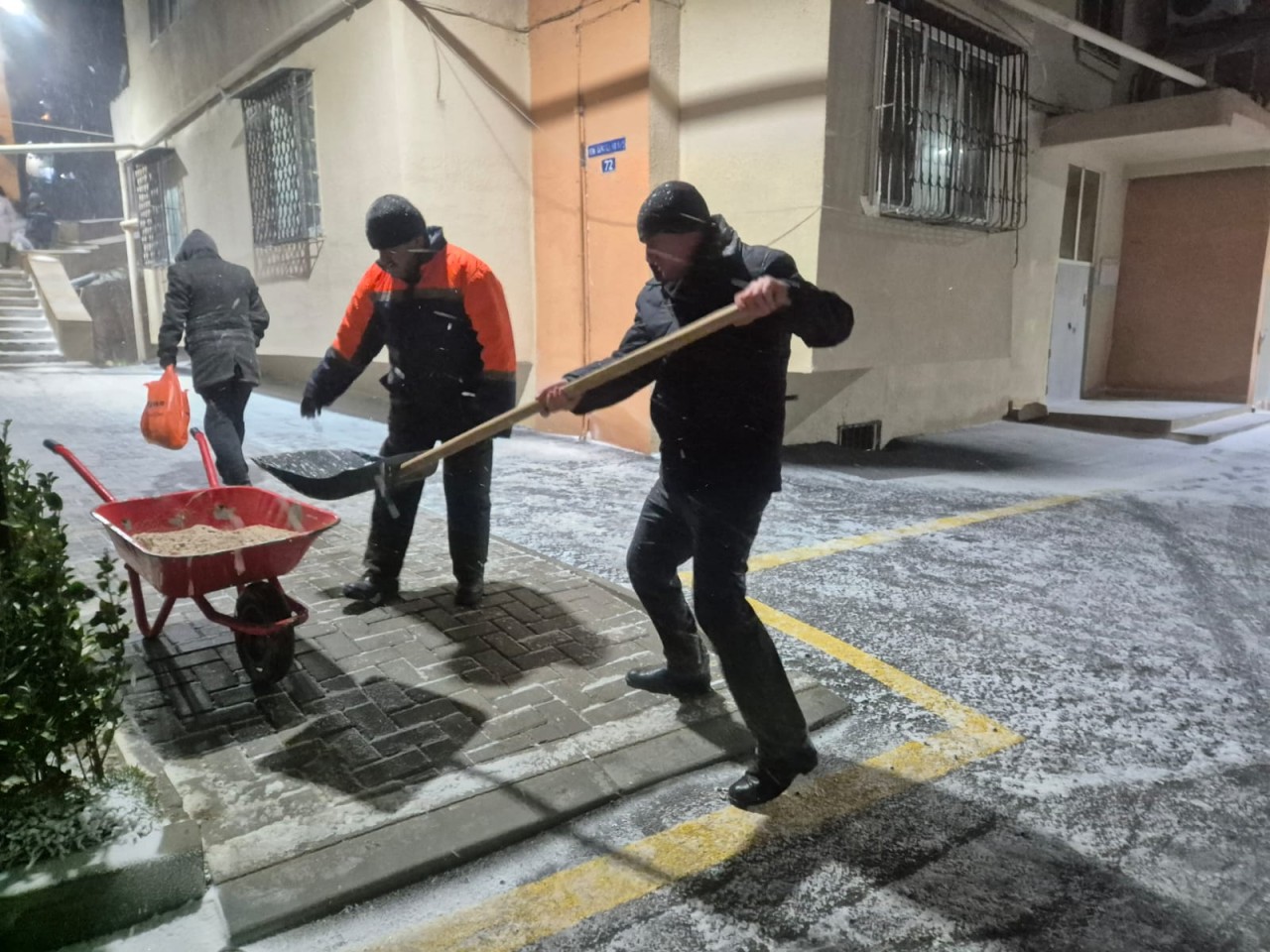 Qarlı hava şəraitində Suraxanıda lazımi təxirəsalınmaz tədbirlər görülür - FOTOLAR