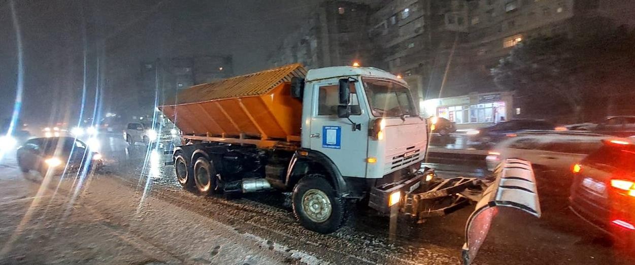 Qarlı hava şəraitində Suraxanıda lazımi təxirəsalınmaz tədbirlər görülür - FOTOLAR