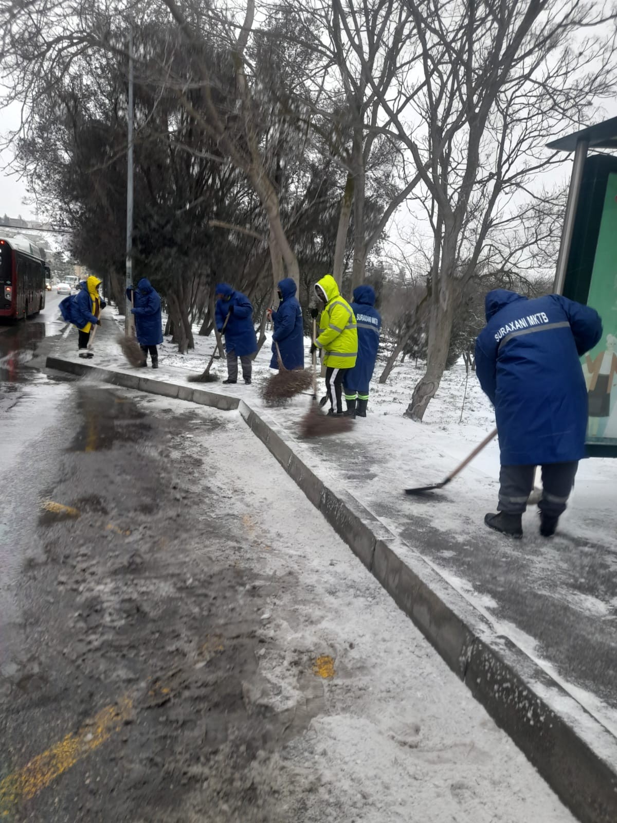 Qarlı hava şəraitində Suraxanıda lazımi təxirəsalınmaz tədbirlər görülür - FOTOLAR