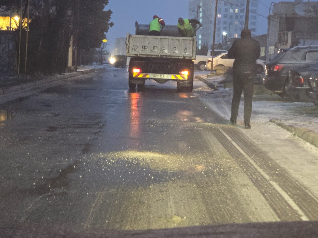 Qarlı hava şəraitində Suraxanıda lazımi təxirəsalınmaz tədbirlər görülür - FOTOLAR