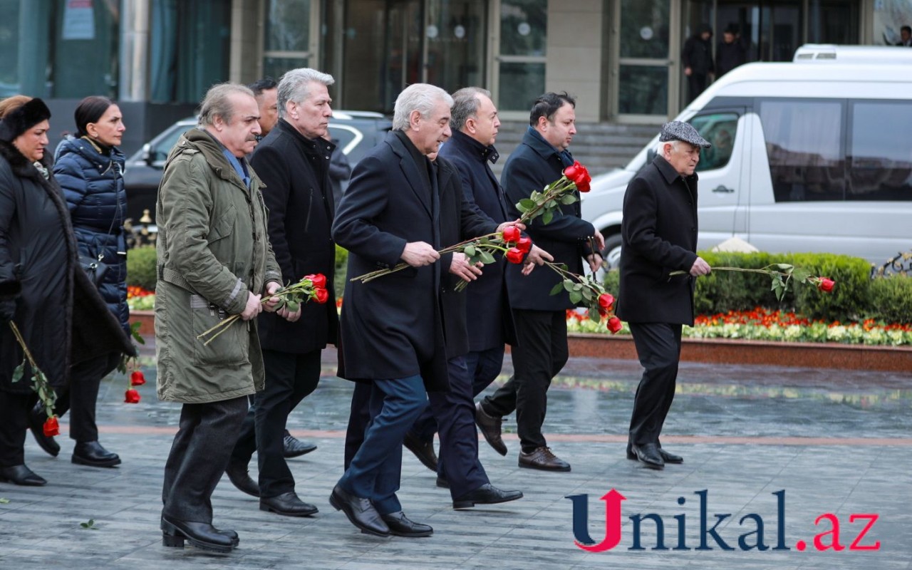 Milli Məclisin rəhbərliyi “Ana harayı” abidəsini ziyarət etdi- FOTO