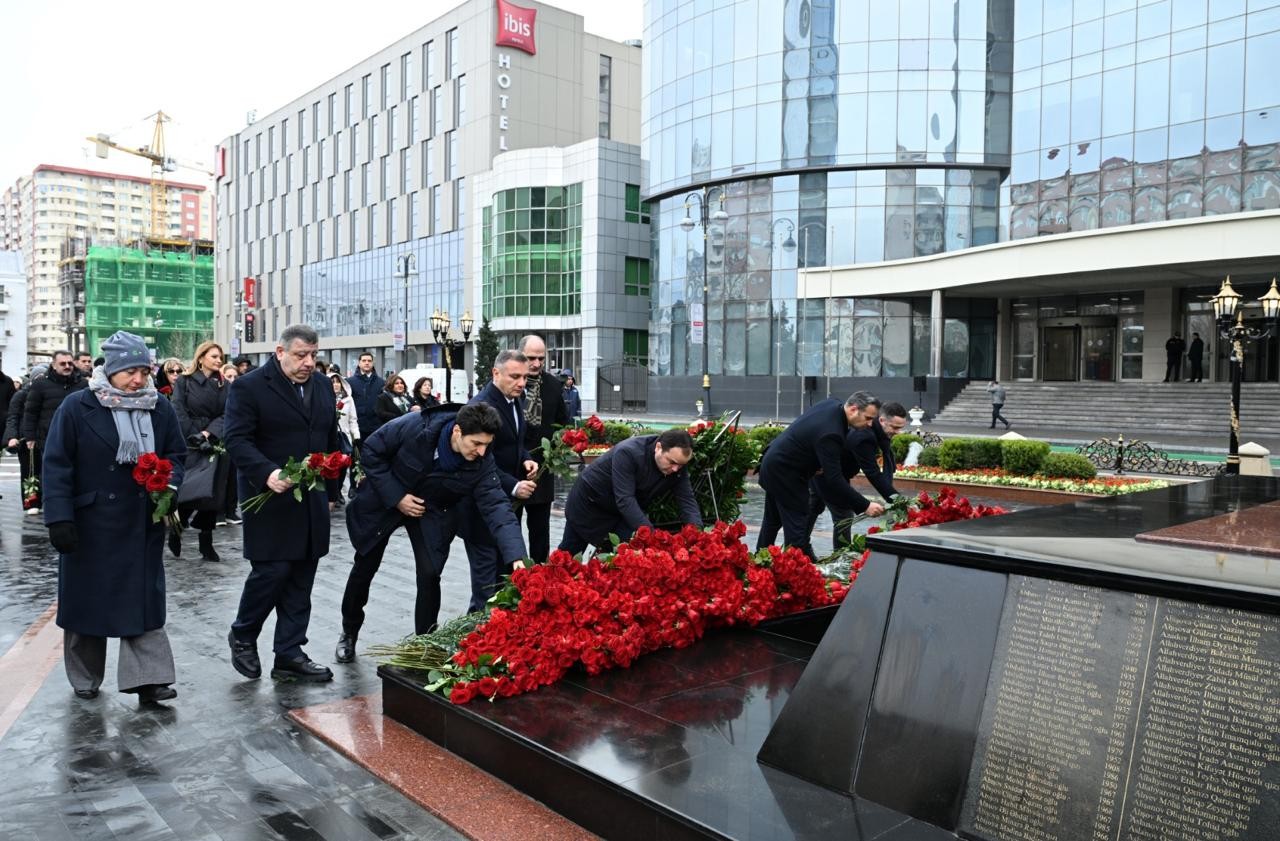 Mədəniyyət Nazirliyinin kollektivi soyqırım qurbanlarının xatirəsini yad edib - FOTOLAR