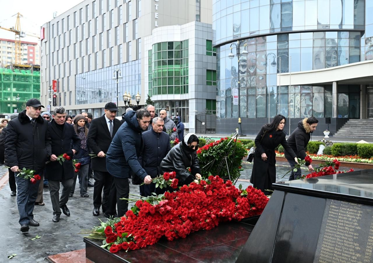 Mədəniyyət Nazirliyinin kollektivi soyqırım qurbanlarının xatirəsini yad edib - FOTOLAR