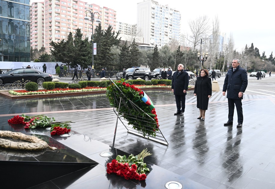 Dövlət rəsmiləri Xocalı soyqırımı abidəsini ziyarət etdilər - FOTOLAR