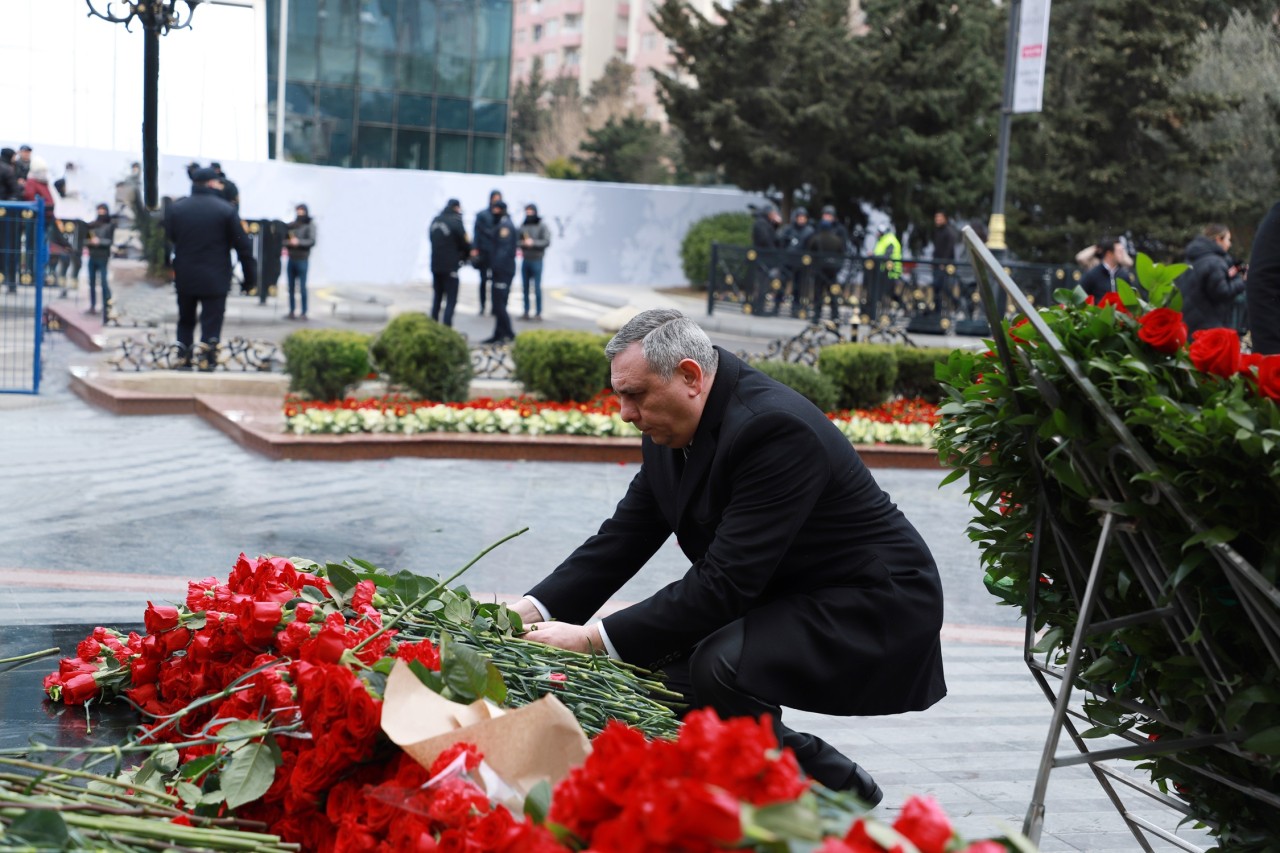 Dövlət Xidmətinin rəhbərliyi “Ana harayı” abidəsini ziyarət edib - FOTOLAR