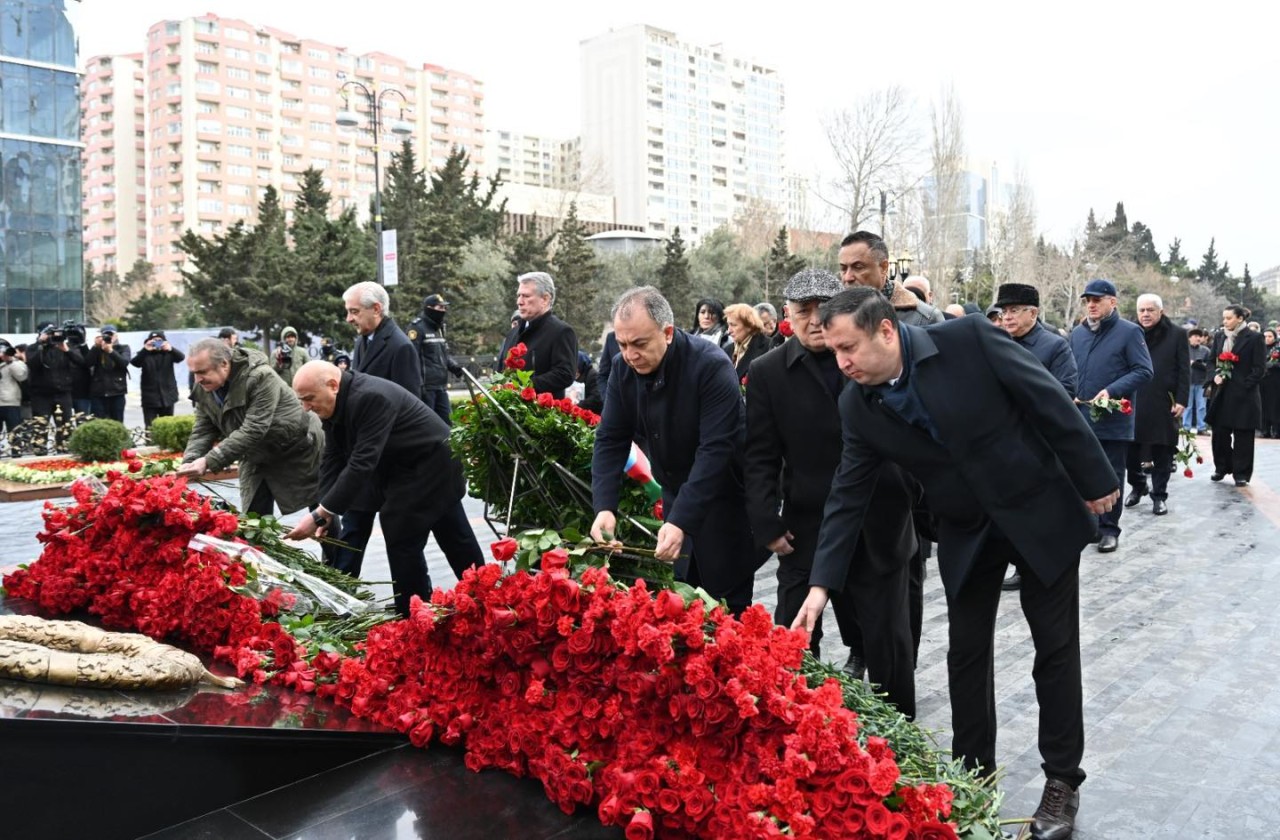 Milli Məclisin kollektivi Xocalı soyqırımı abidəsini ziyarət edib - FOTOLAR