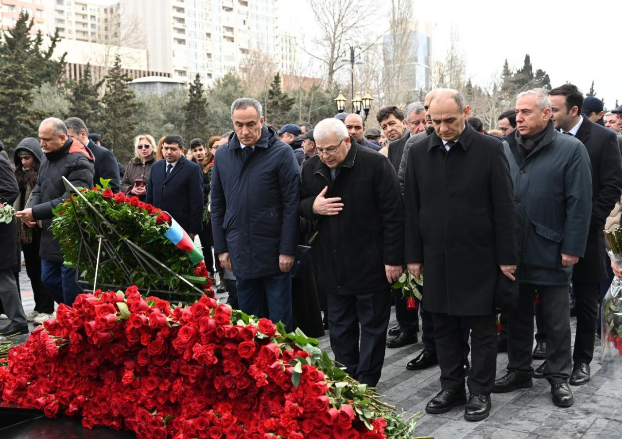 Milli Məclisin kollektivi Xocalı soyqırımı abidəsini ziyarət edib - FOTOLAR