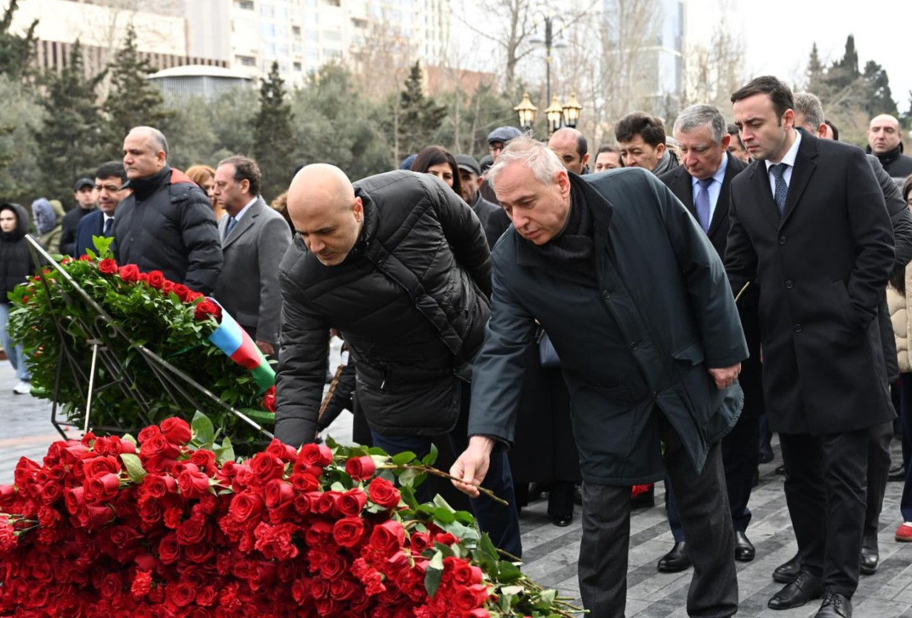 Milli Məclisin kollektivi Xocalı soyqırımı abidəsini ziyarət edib - FOTOLAR