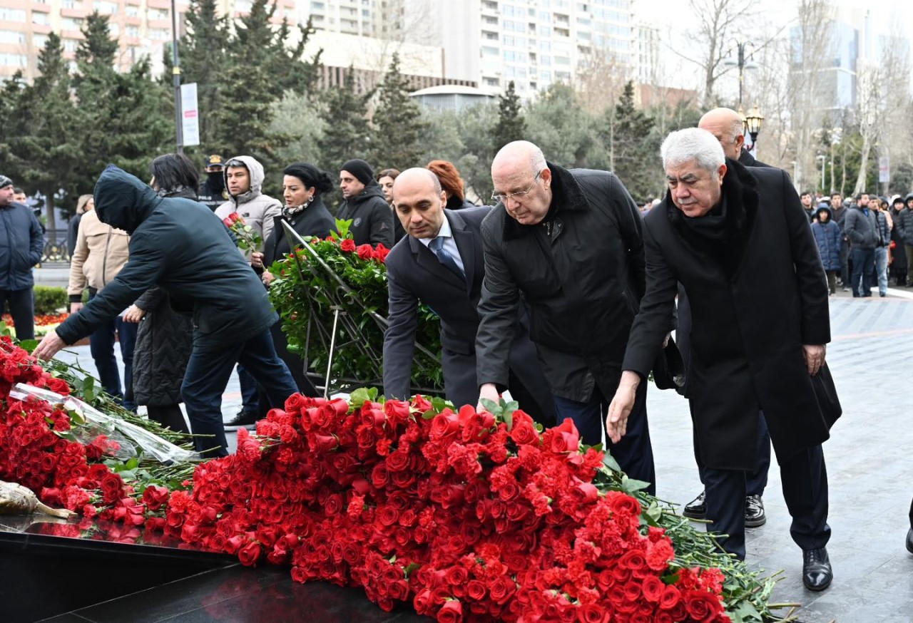 Milli Məclisin kollektivi Xocalı soyqırımı abidəsini ziyarət edib - FOTOLAR