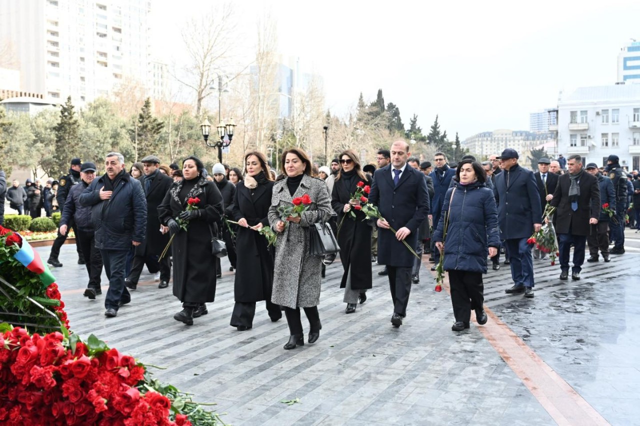 Milli Məclisin kollektivi Xocalı soyqırımı abidəsini ziyarət edib - FOTOLAR