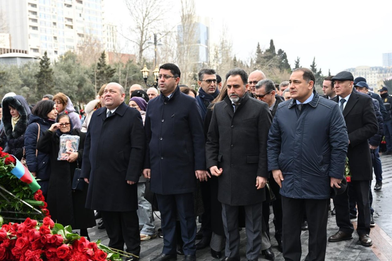 Milli Məclisin kollektivi Xocalı soyqırımı abidəsini ziyarət edib - FOTOLAR