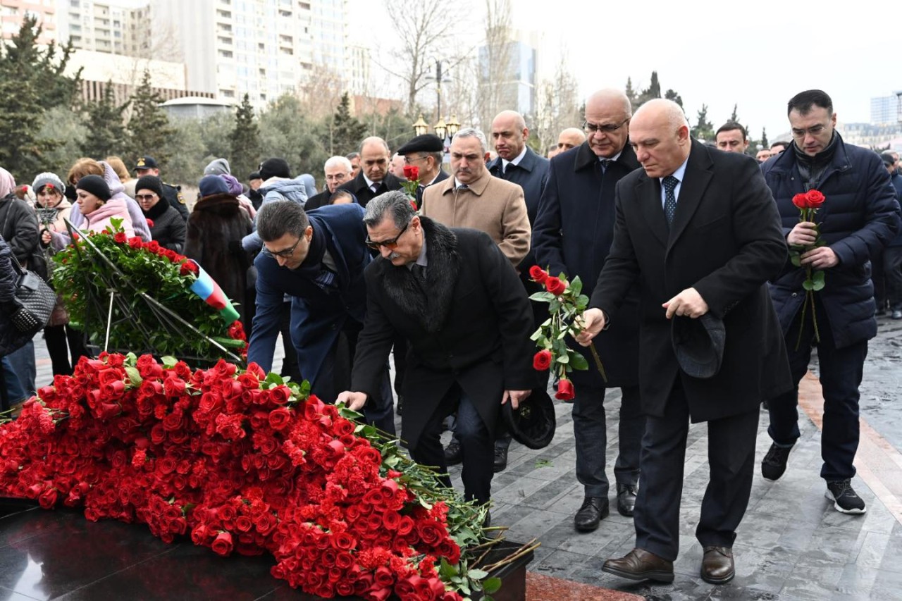 Milli Məclisin kollektivi Xocalı soyqırımı abidəsini ziyarət edib - FOTOLAR