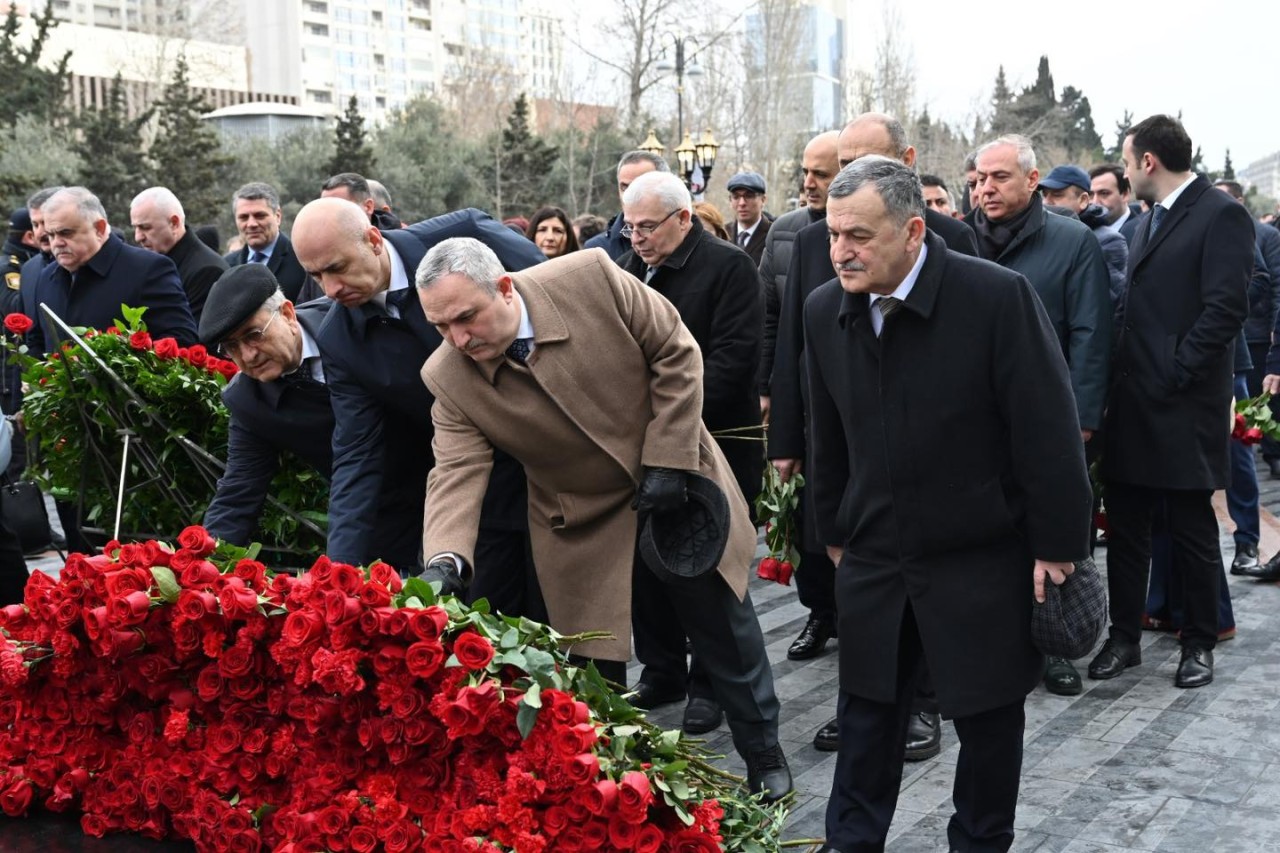 Milli Məclisin kollektivi Xocalı soyqırımı abidəsini ziyarət edib - FOTOLAR