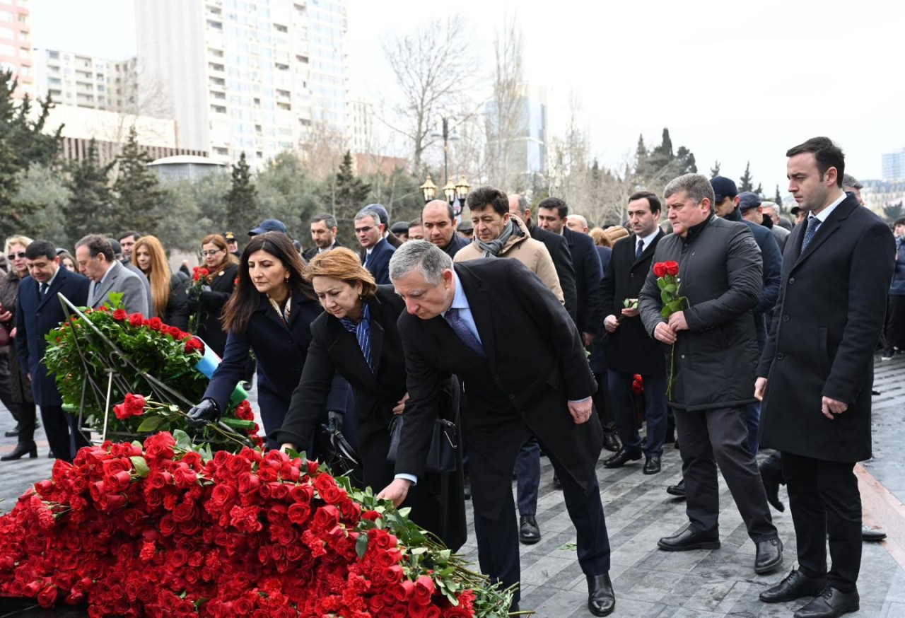 Milli Məclisin kollektivi Xocalı soyqırımı abidəsini ziyarət edib - FOTOLAR