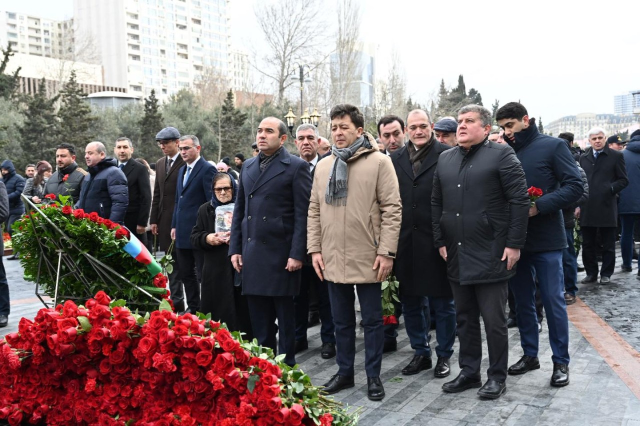 Milli Məclisin kollektivi Xocalı soyqırımı abidəsini ziyarət edib - FOTOLAR