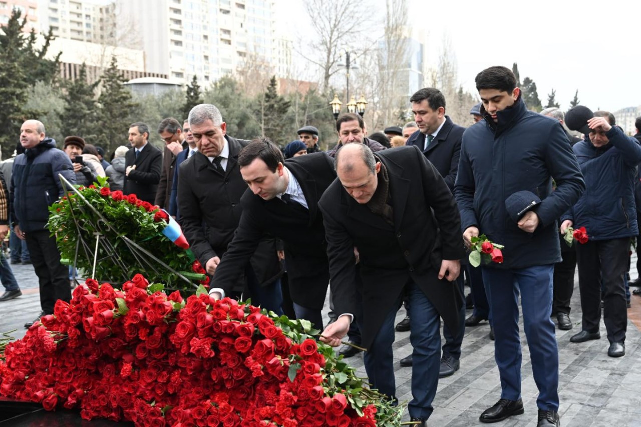 Milli Məclisin kollektivi Xocalı soyqırımı abidəsini ziyarət edib - FOTOLAR