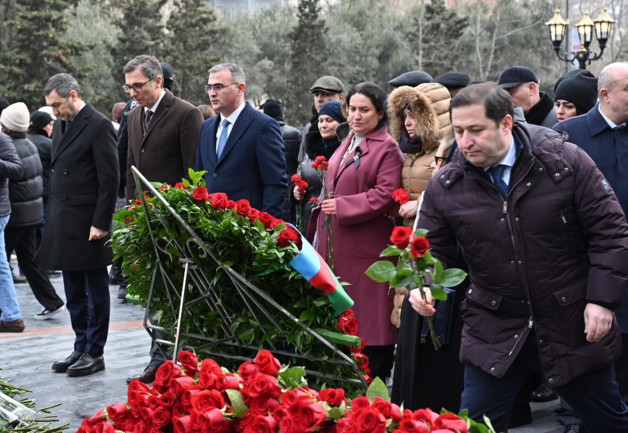 Milli Məclisin kollektivi Xocalı soyqırımı abidəsini ziyarət edib - FOTOLAR