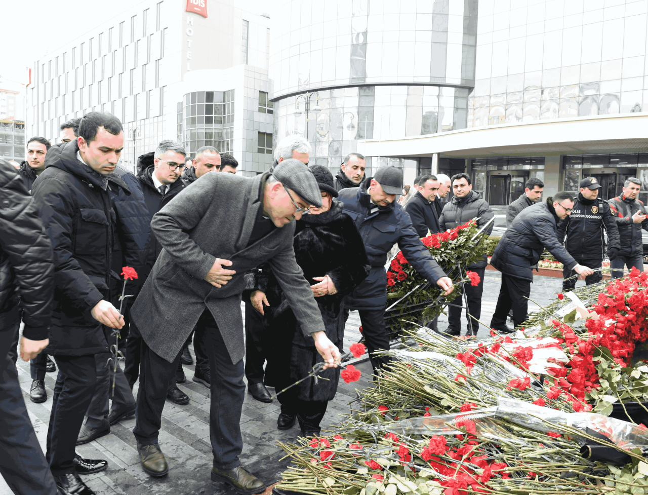 Dövlət Komitəsinin Kollektivi “Ana Harayı” abidəsini ziyarət etdi - FOTOLAR