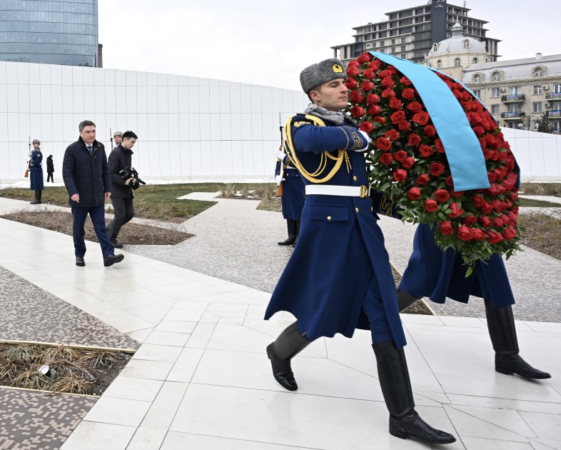 Oljas Bektenov Bakıda Zəfər parkını ziyarət etdi - FOTOLAR