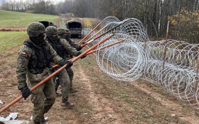 Miqrantlar Polşa sərhədçilərinə nizə iləhücum ediblər