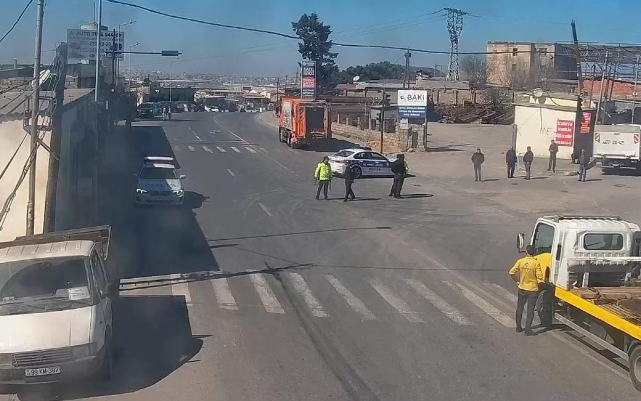 Bakıda yük avtomobili aşdı, yol bağlandı- FOTOLAR