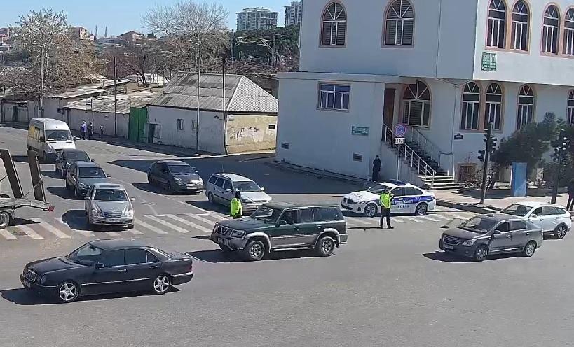 Bakıda yük avtomobili aşdı, yol bağlandı - FOTOLAR