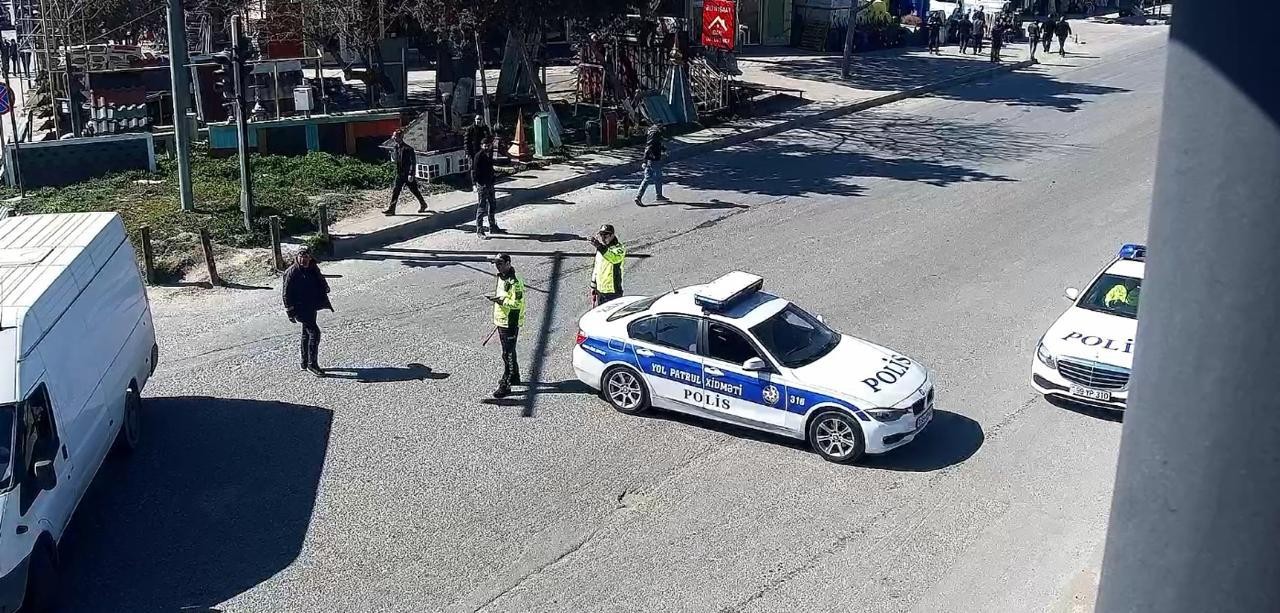 Bakıda yük avtomobili aşdı, yol bağlandı - FOTOLAR