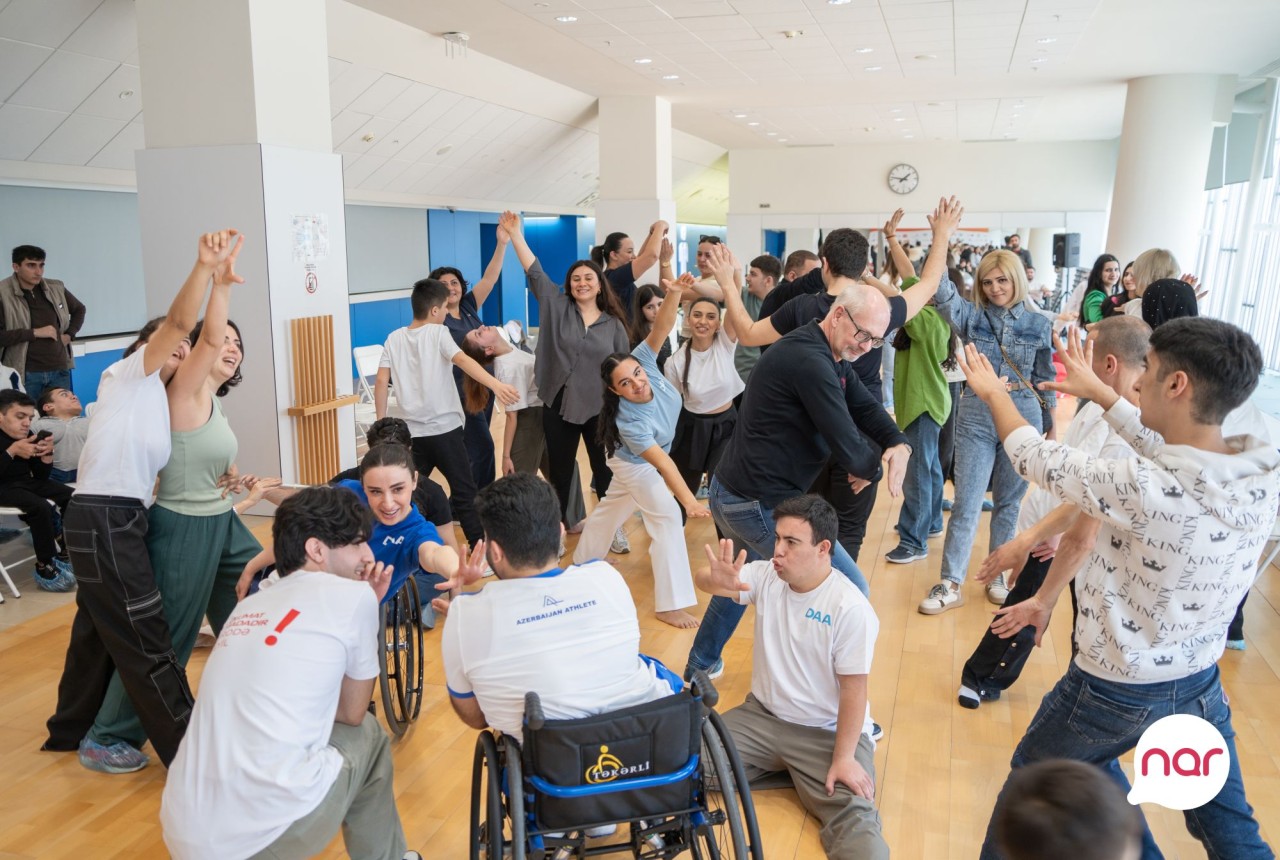 İnklüziv təşəbbüsləri dəstəkləyən “Nar” “DanceAbility” iştirakçıları ilə görüşüb - FOTOLAR