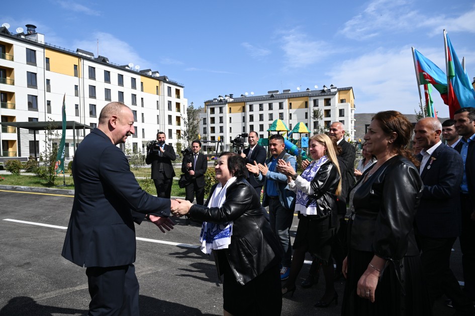 Prezident və xanımı Suqovuşan sakinlərinə evlərinin açarlarını təqdim etdilər - YENİLƏNİB (FOTOLAR)