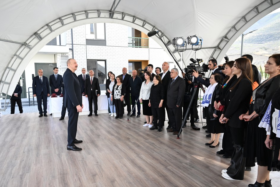 Prezident və xanımı Suqovuşan sakinlərinə evlərinin açarlarını təqdim etdilər - YENİLƏNİB (FOTOLAR)