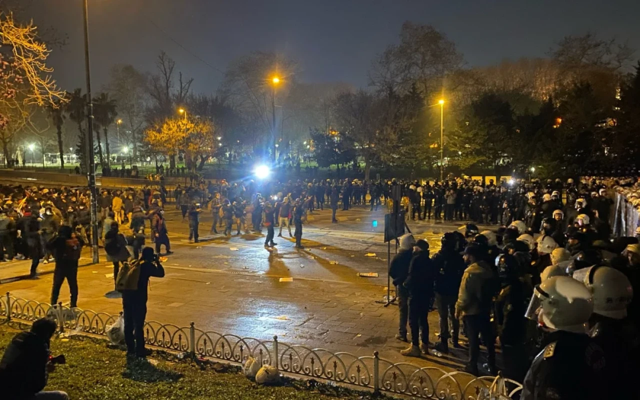 Etirazçılar polislərə hücum etdilər - Türkiyədə gərginlik (FOTOLAR)