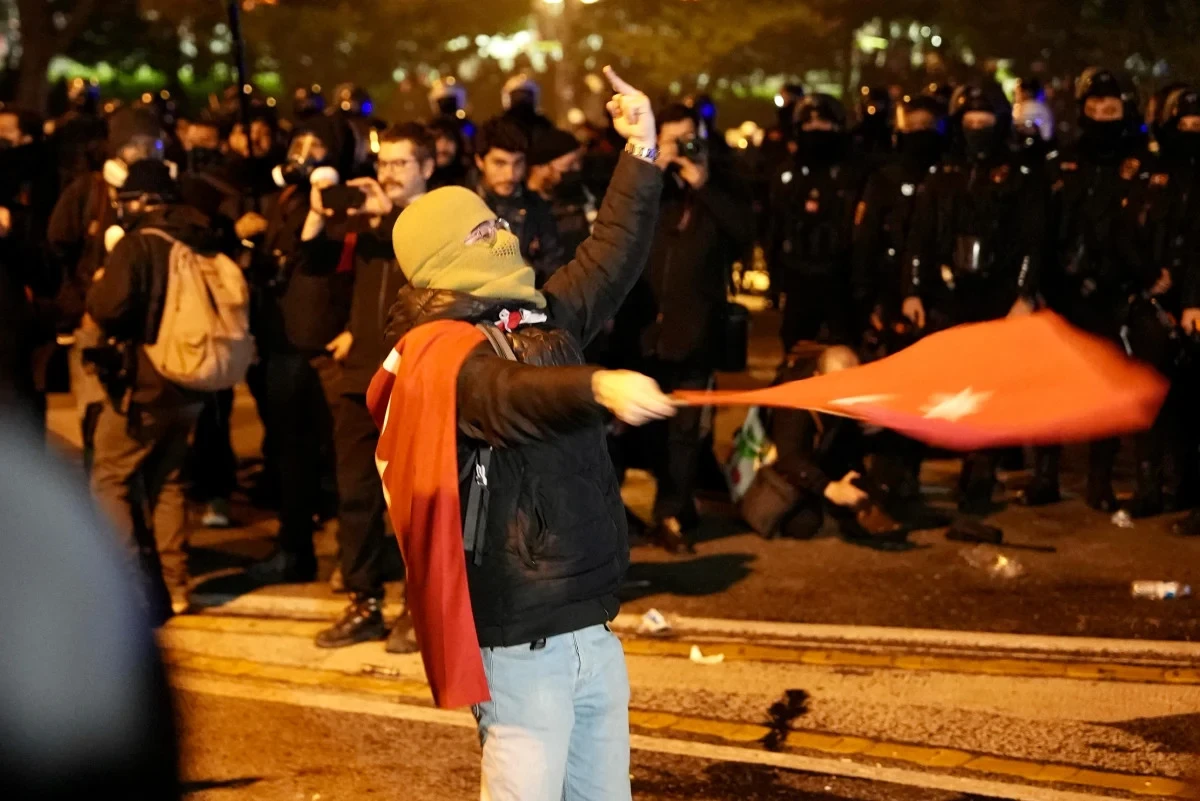 Etirazçılar polislərə hücum etdilər - Türkiyədə gərginlik (FOTOLAR)