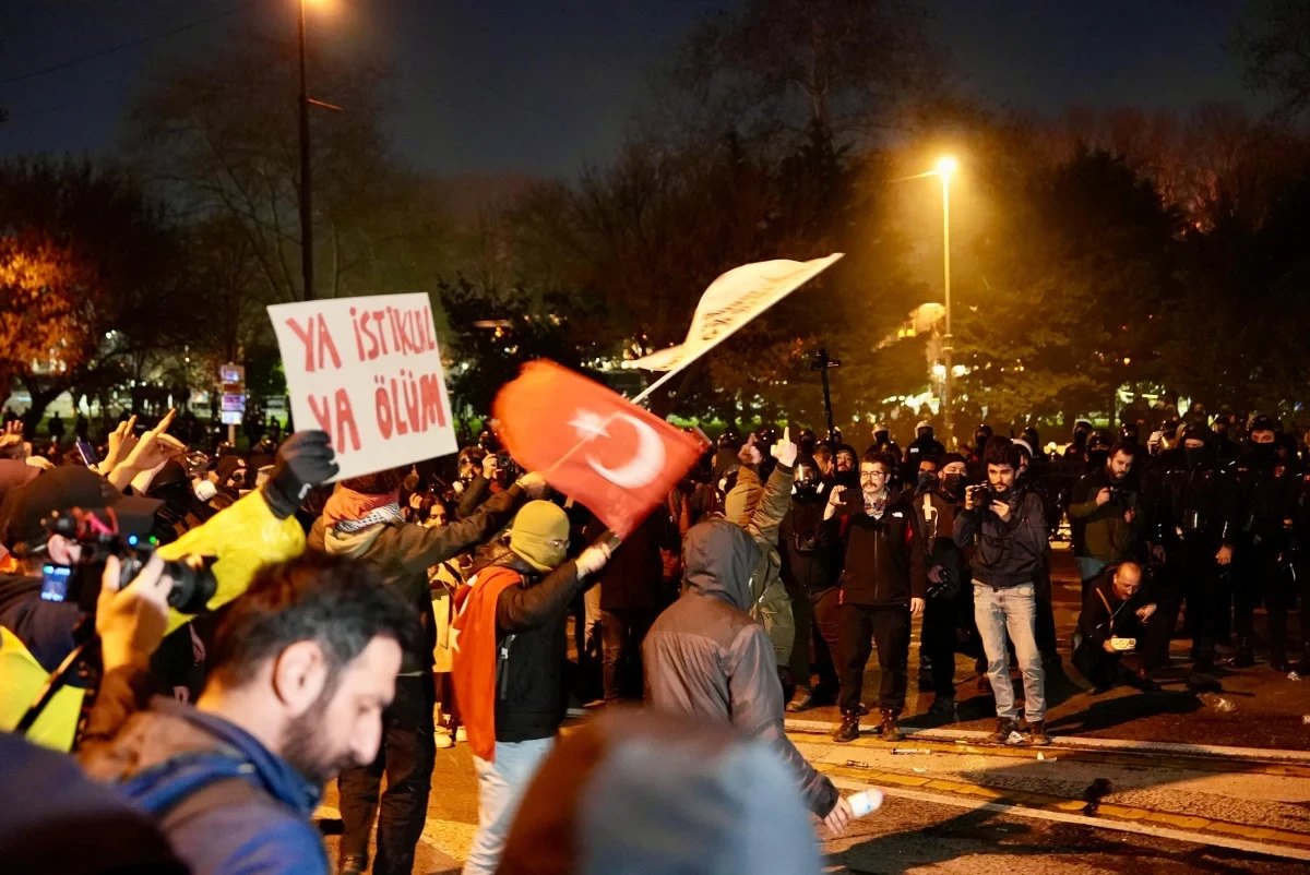 Etirazçılar polislərə hücum etdilər - Türkiyədə gərginlik (FOTOLAR)