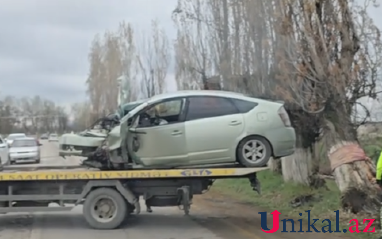 Qubada "Prius" ağaca çırpıldı- VİDEO