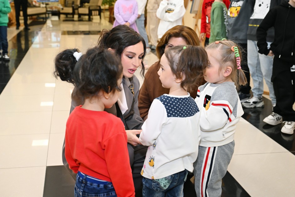 Mehriban Əliyeva və Leyla Əliyeva körpələr evində olublar - FOTOLAR