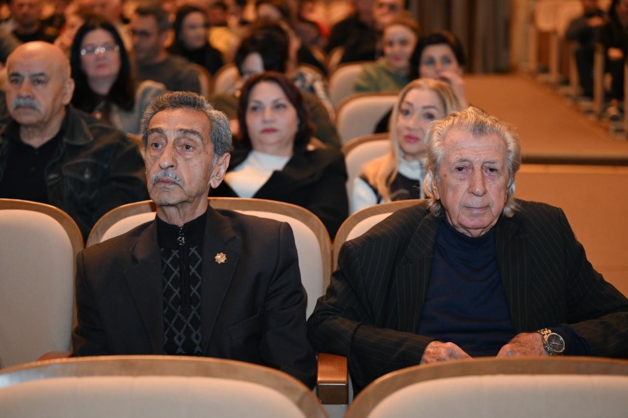 Nazir Akademik Milli Dram Teatrının kollektivi ilə görüşüb - FOTOLAR