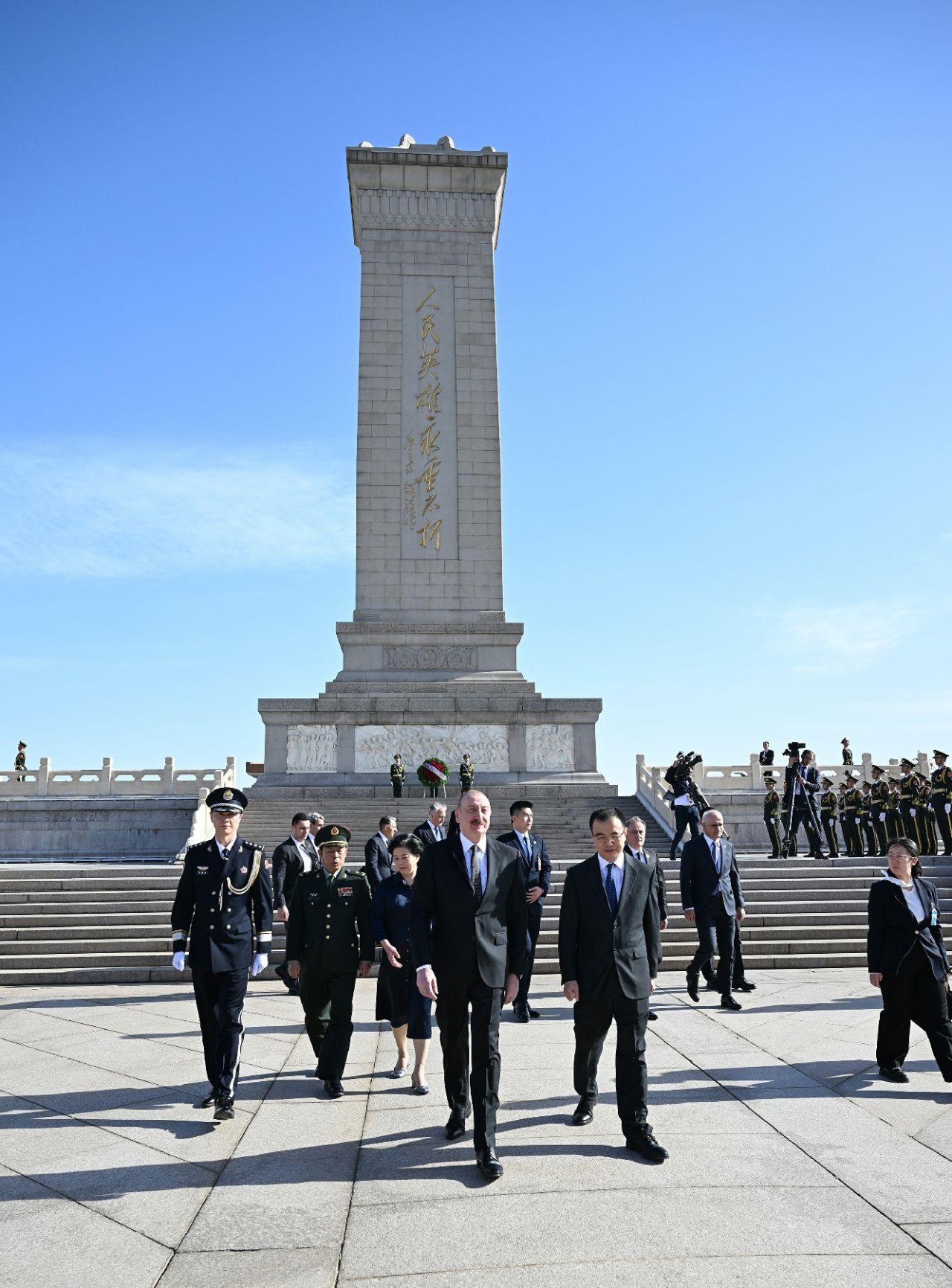 Prezident Pekində Xalq Qəhrəmanları Abidəsini ziyarət etdi - YENİLƏNİB (FOTOLAR)