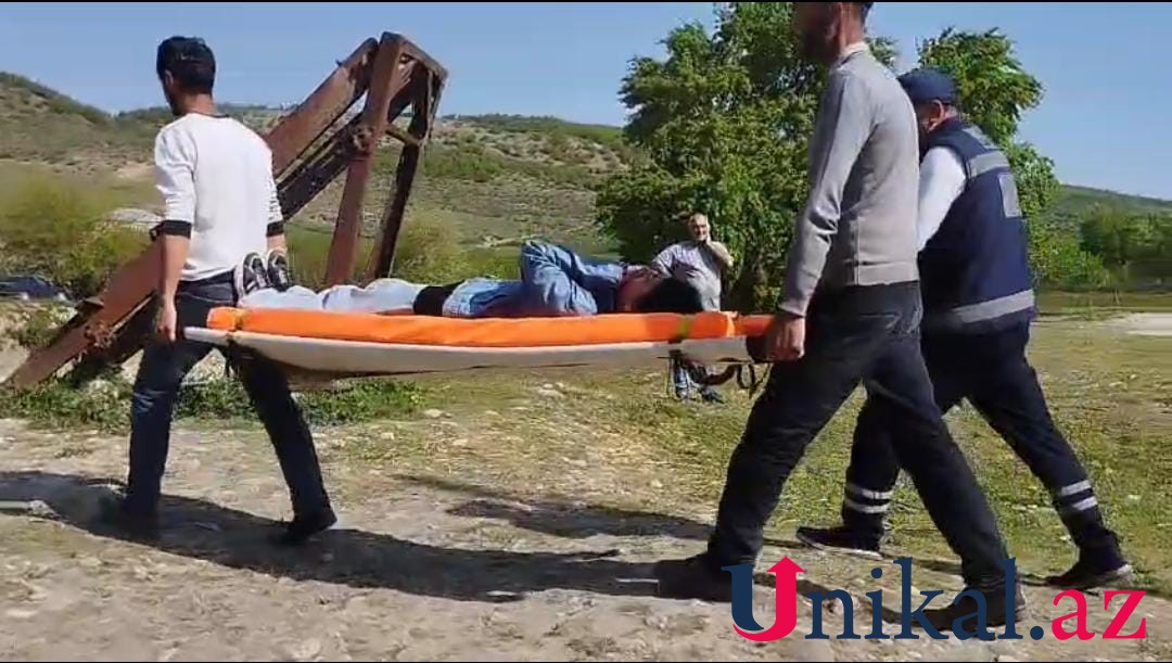 Qubada xəstəni kilometrlərlə xərəkdə daşıdılar - FOTO