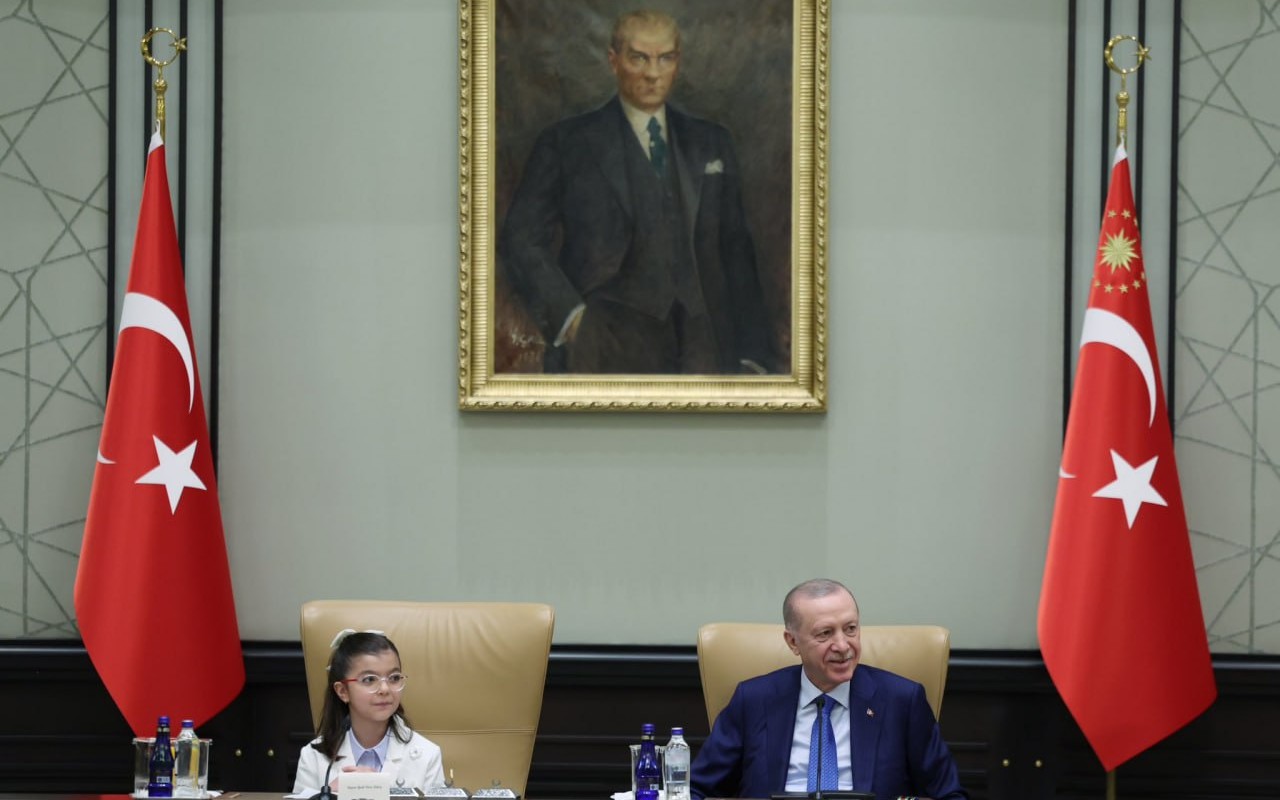 Ərdoğan yerini dördüncü sinif şagirdinə verdi- FOTOLAR